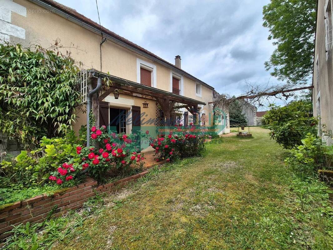 Maison à MOUTIERS-EN-PUISAYE
