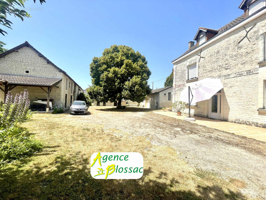 Maison à SAINT-GENEST-D'AMBIERE