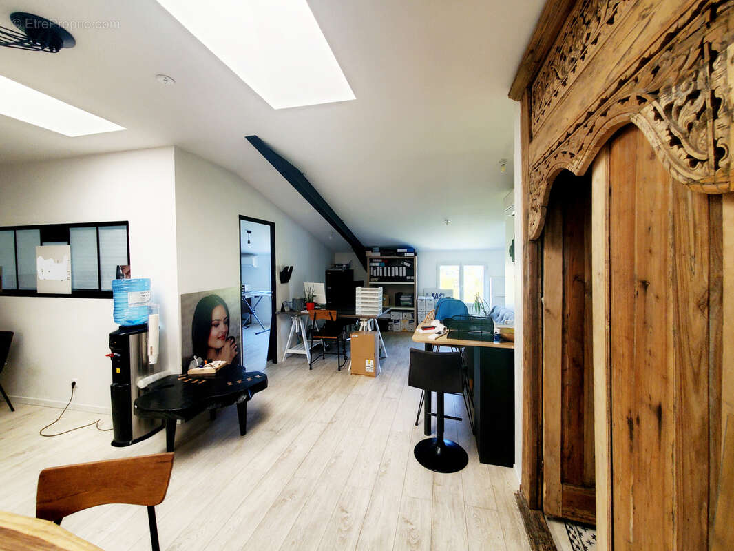 Commerce à EGUILLES