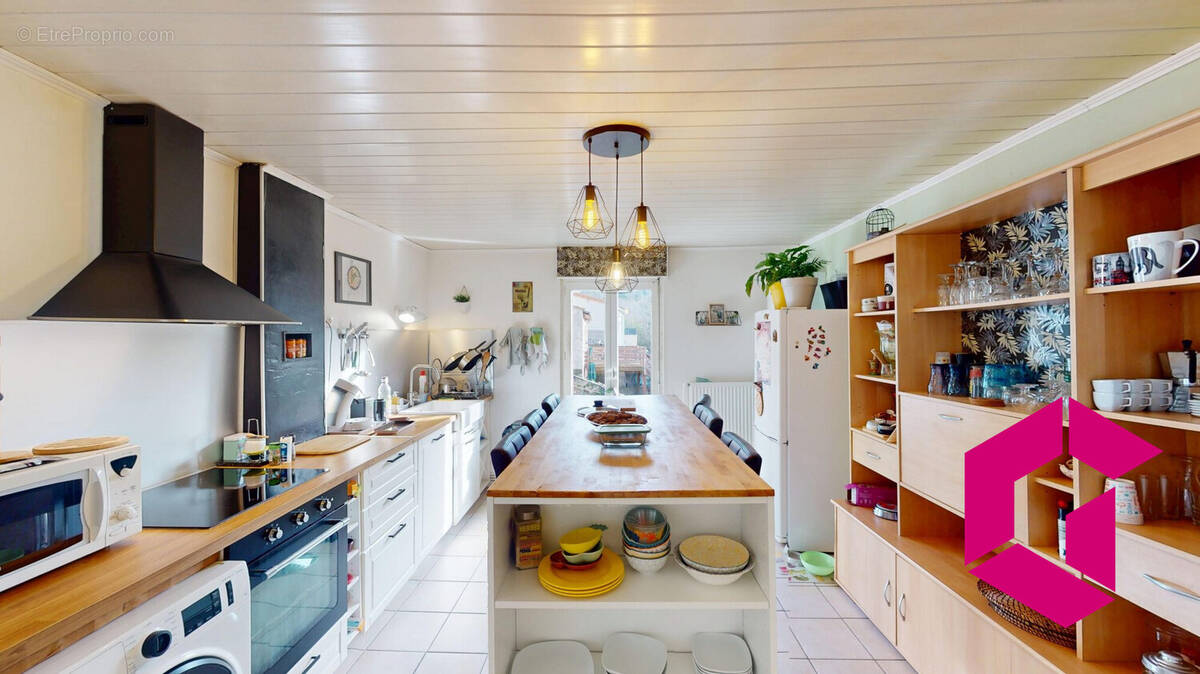 Appartement à LE CHAMBON-FEUGEROLLES