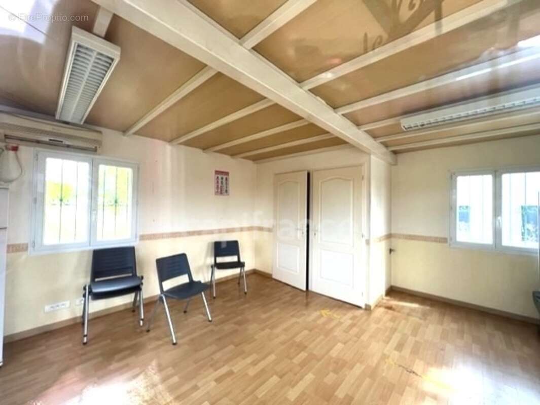 Dpt Charente Maritime (17), à vendre proche de SAINTES Entrepots parkings et Bureaux - photo 3