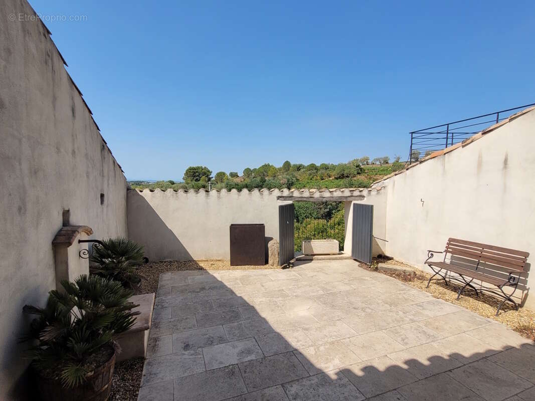 Très jolie maison en pierres de 110 m² habitables avec terrasse  - photo 4