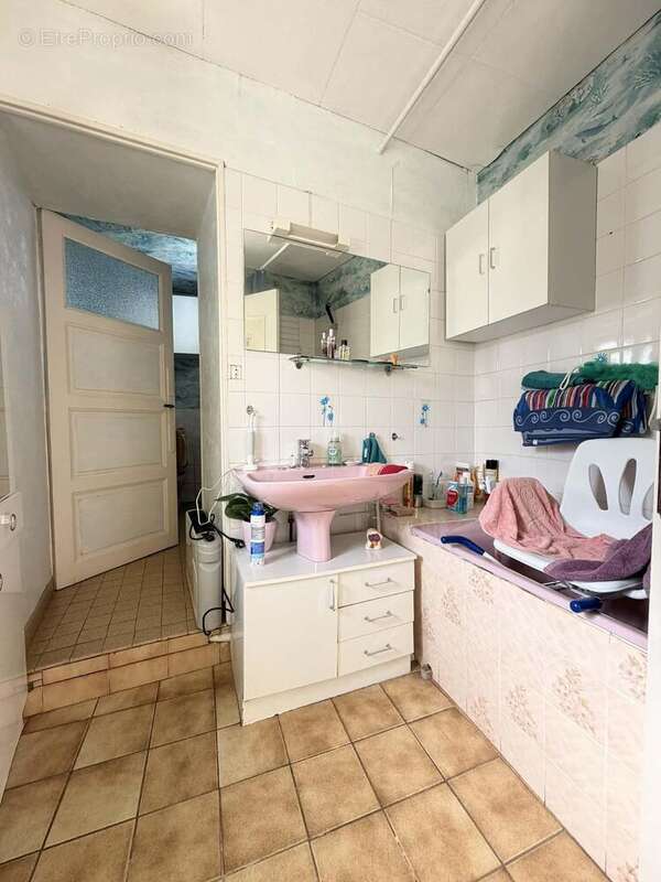 La salle de bains avec lavabo, une baignoire et wc - Maison à VESLUD