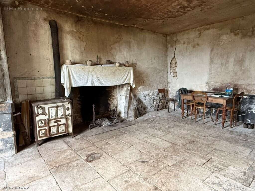 Aile de Vieux Logis du XVI? Siècle à Rénover, Proche de Ruffec - photo 5