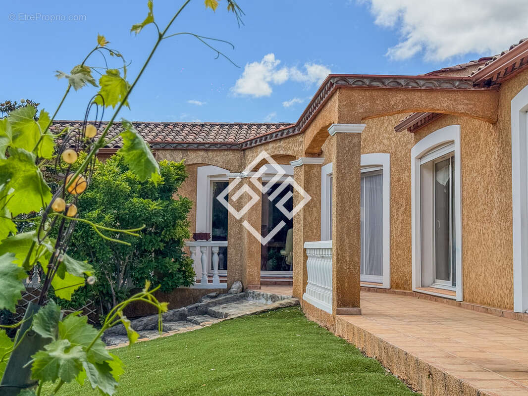 Villa de prestige avec piscine et dépendance. - photo 17