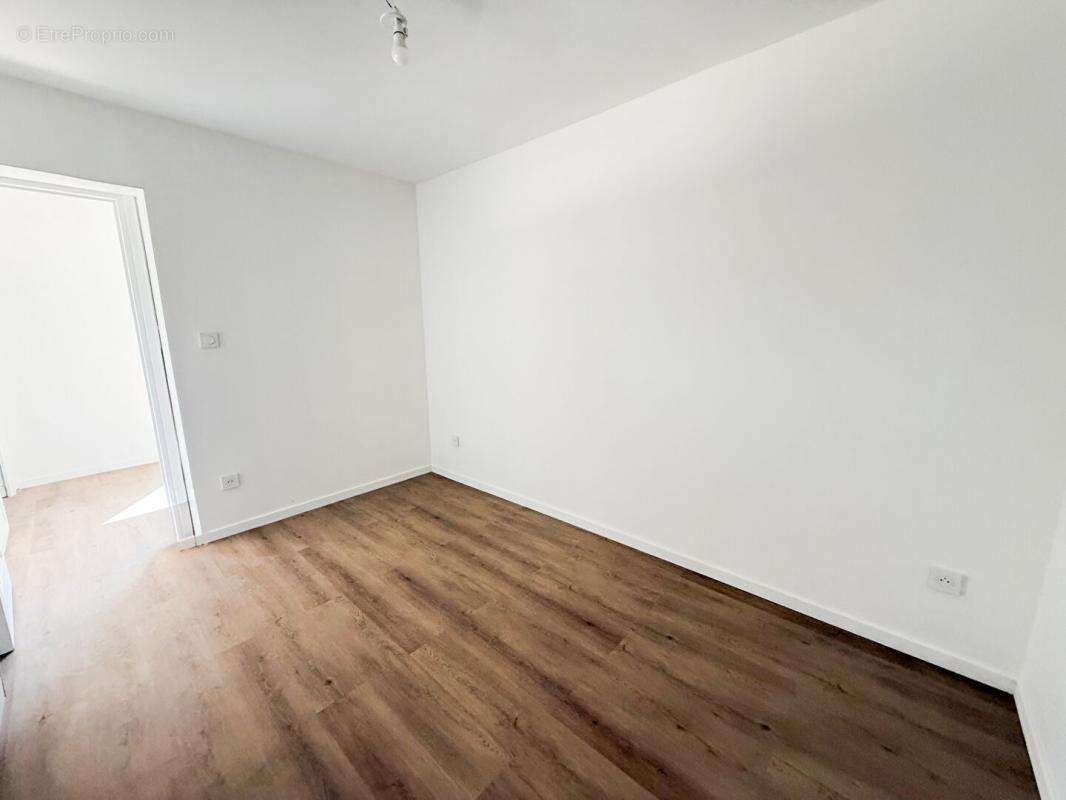 Local d'activité, 327M², bureaux, entrepôt, stationnement - photo 6