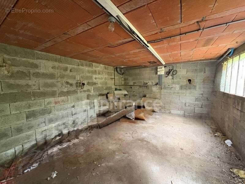 Proche de NOIRETABLE  (42) Local commercial/bureau de 50 M2 avec grand parking clos - photo 9