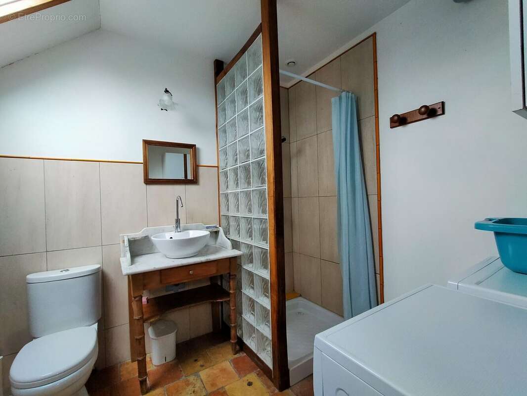 Maison à vendre à St Germain de Coulamer salle d'eau - Maison à SAINT-GERMAIN-DE-COULAMER
