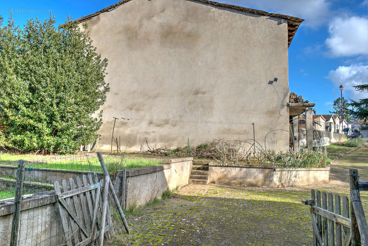 GENAY (69) - Grange de 140 m² - 4 pièces - 434 m² de terrain - Fort potentiel - photo 2