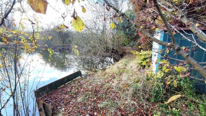 Terrain à MEZIERES-SUR-OISE