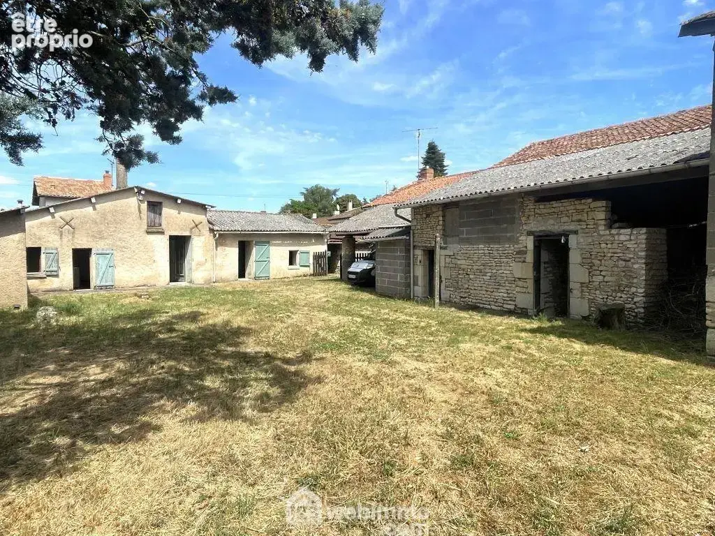Dans un hameau, proche de l'axe Loudun direction Poitiers,