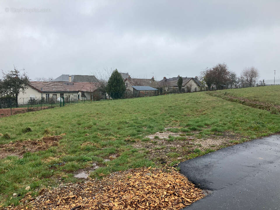 Terrain 790 m² à Lafeuillade-En-Vezie  - photo 4