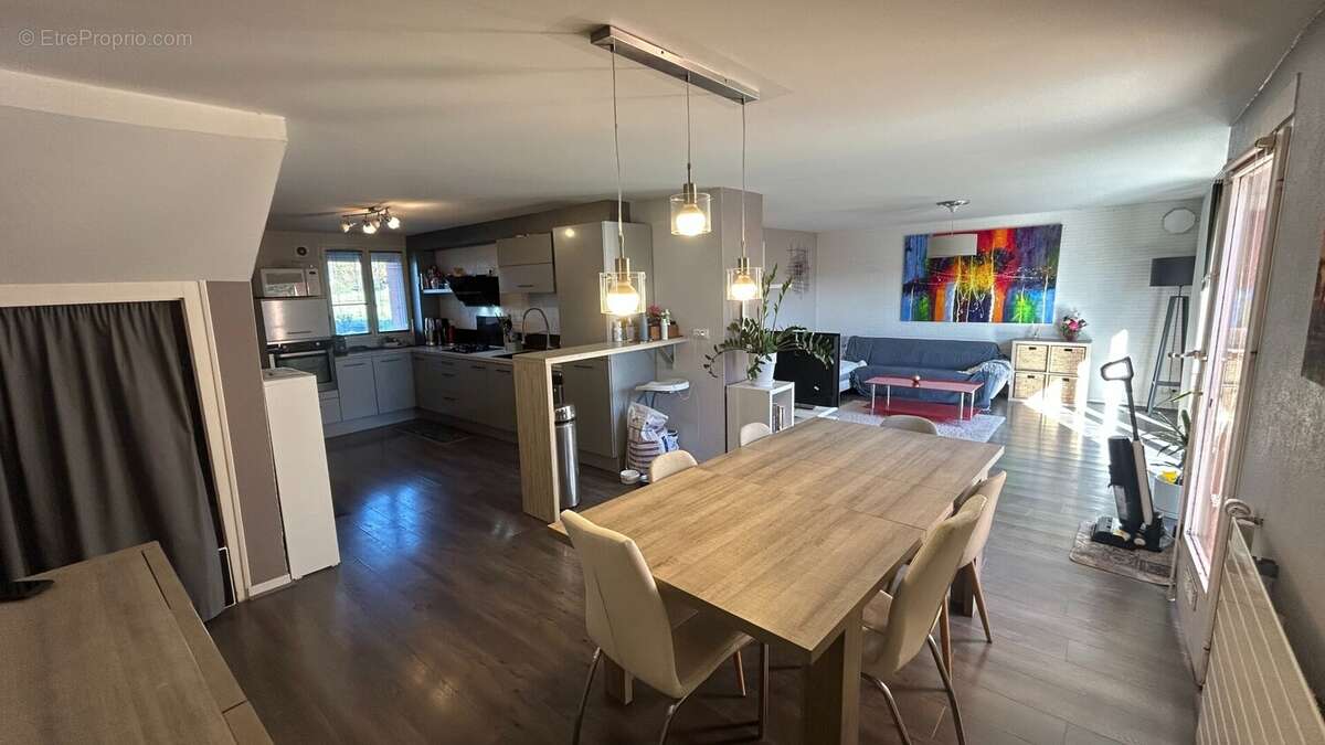 T3 à vendre à Cranves-sales Salle à manger Cuisine Salon - Appartement à CRANVES-SALES