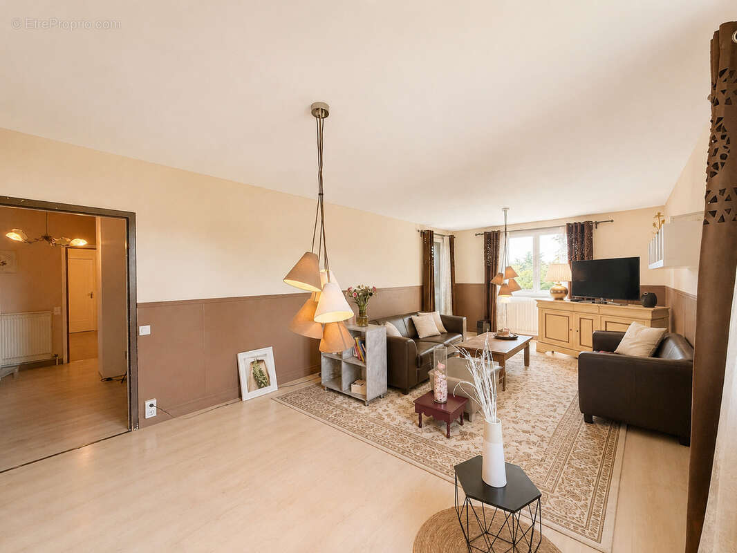 Villa traditionnelle 186 m2 habitables sur 962 m2 de terrain avec garage à Saint-Clair-Du-Rhône - photo 10