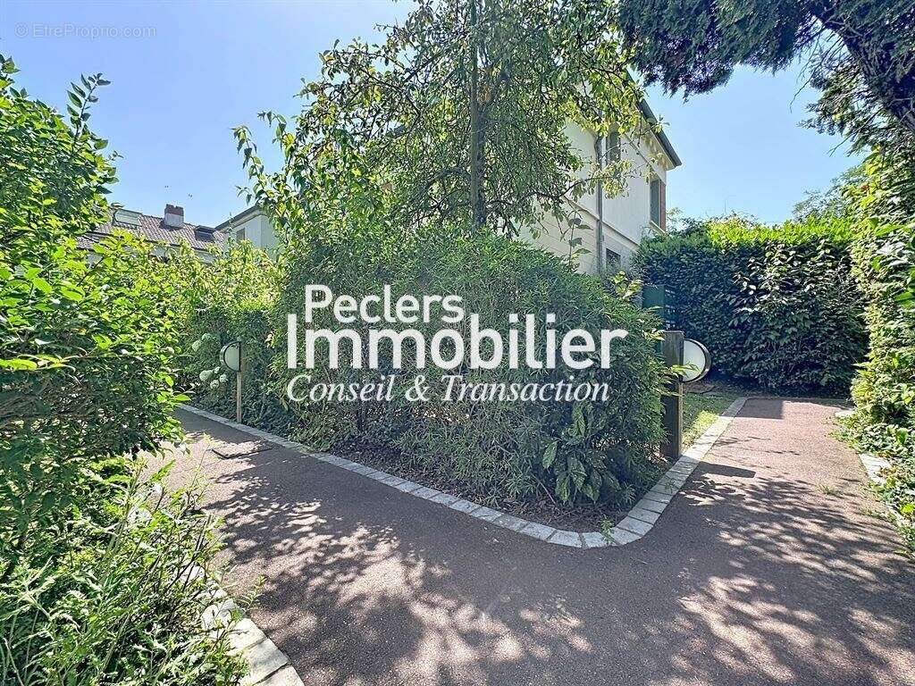 Appartement 3 / 4 pièces en rez de jardin dans un domaine privé d'exception. - photo 12