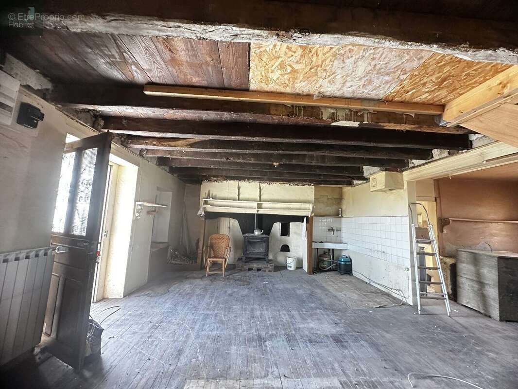 Maison en pierre, en partie rénovée, 4chambres,2 salle de bains, garage et puit  sur terrain  attenant de 5890m² - photo 4