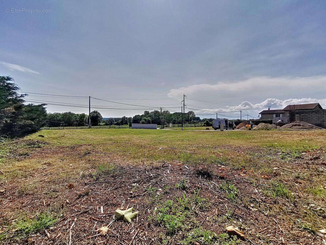 Terrain à FRONTONAS