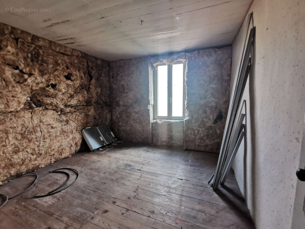 Maison à SAINT-CLEMENT-DE-REGNAT