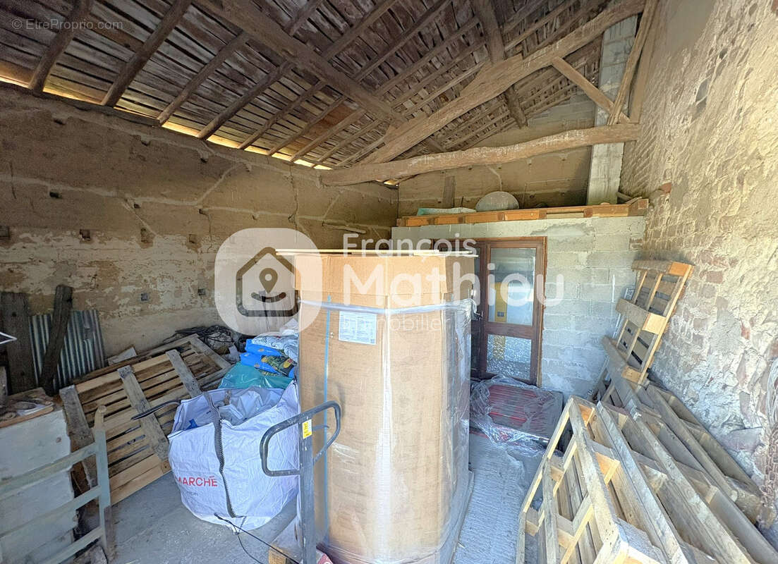 Châtillon-sur-Chalaronne - Maison avec dépendances à rénover sur 1 379 m2 de terrain - photo 10