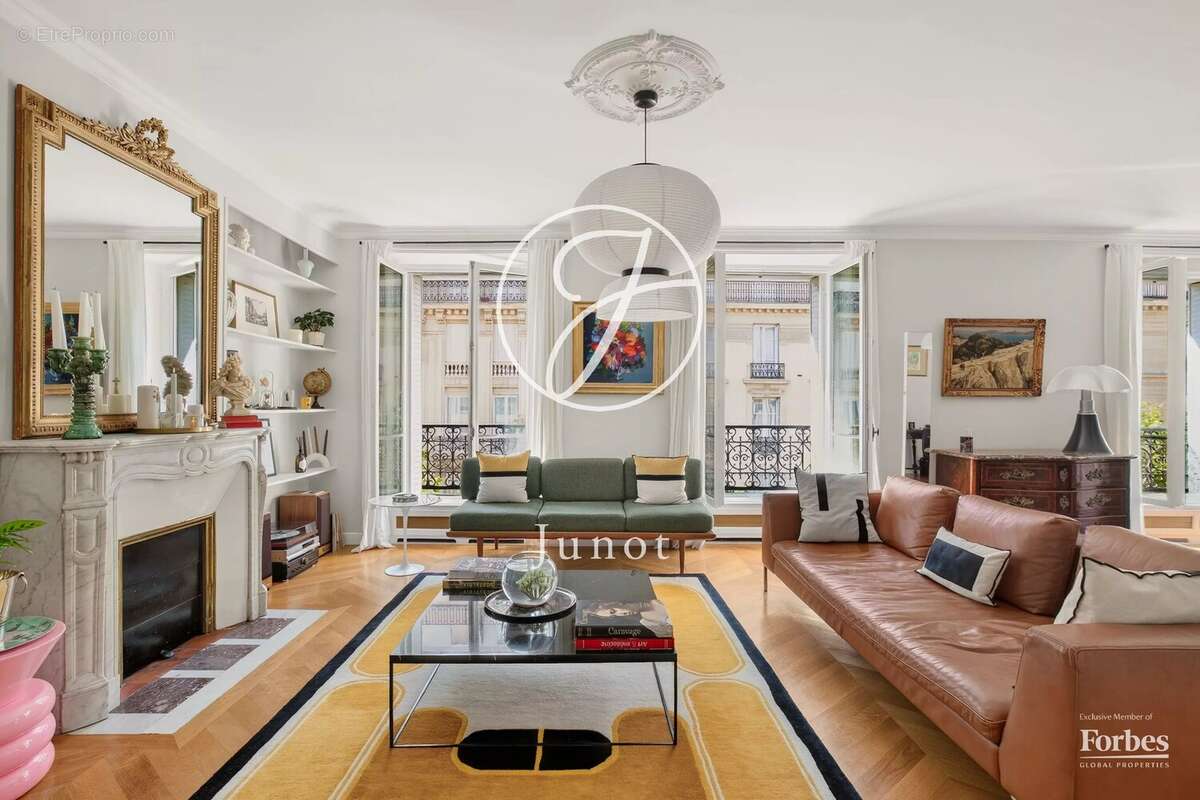 Appartement à PARIS-16E