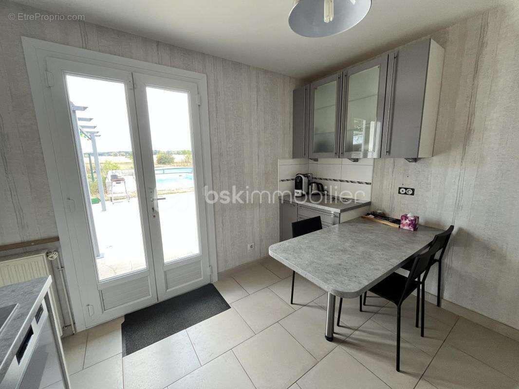 Propriété familiale de 156m² avec piscine, dépendances et vue dégagée sur la forêt des Bertranges - photo 12