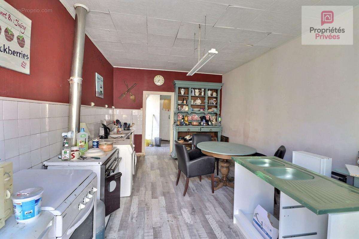 Maison de bourg mitoyenne à rénover sur 2 niveaux avec cave - photo 6