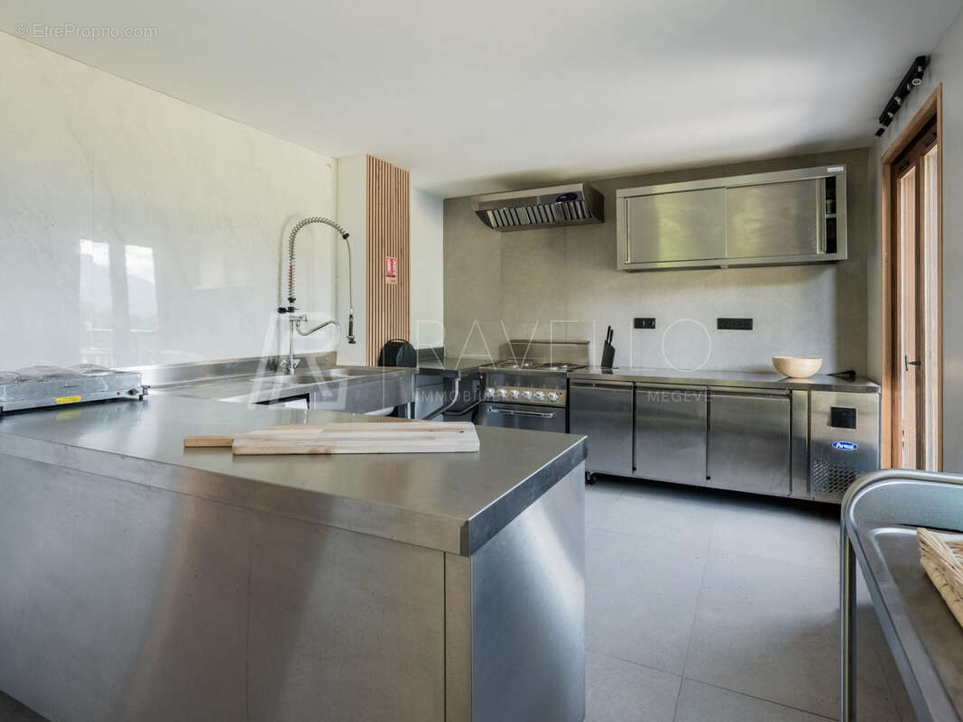 Chalet composé de cinq appartements   300 m2 avec vue exceptionnelle sur le Mont-Blanc - photo 4