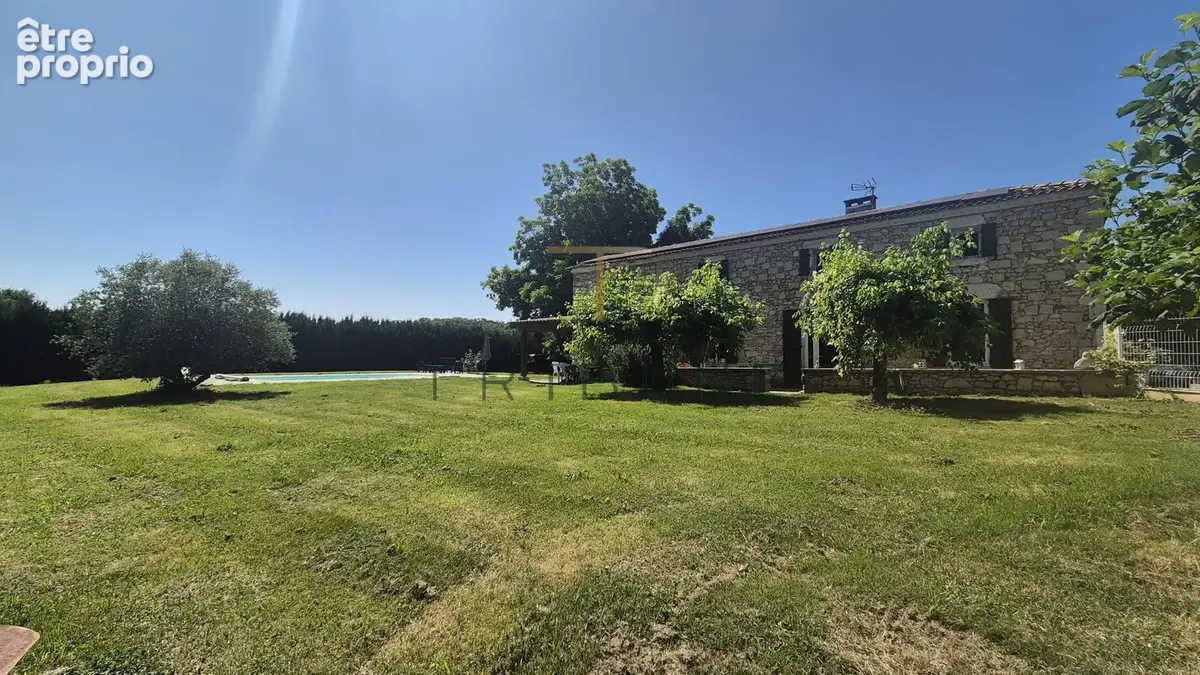 Maison en pierre 230m2 avec jardin, piscine, garage + un terrain constructible de 2000m2 - photo 2