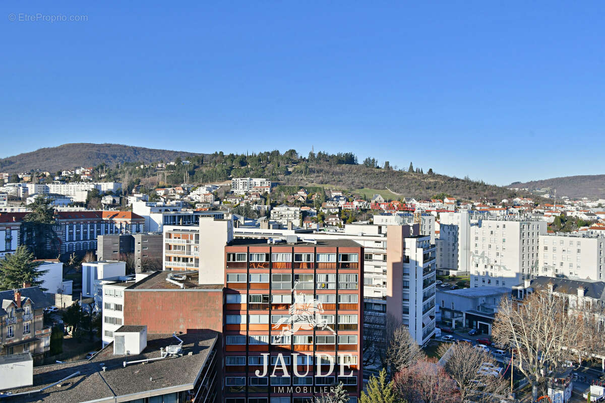 F3 de 70m2 ENTIÈREMENT RÉNOVÉ (2025) et Parking - Vue Puy de Dôme - photo 5
