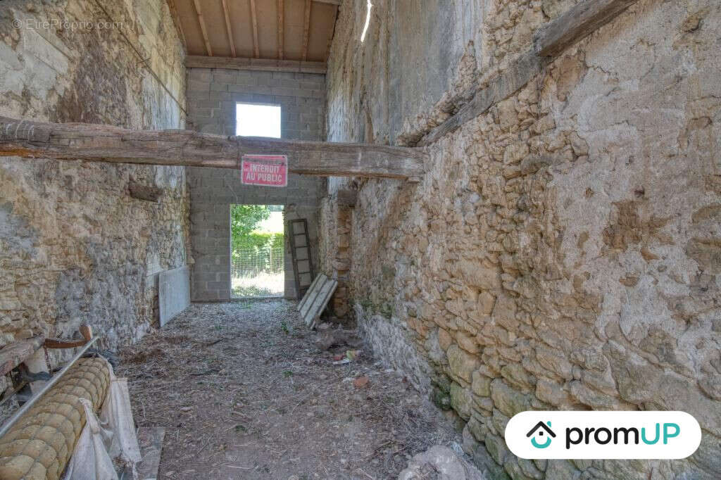 Maison à SAINT-JULIEN-DE-BRIOLA