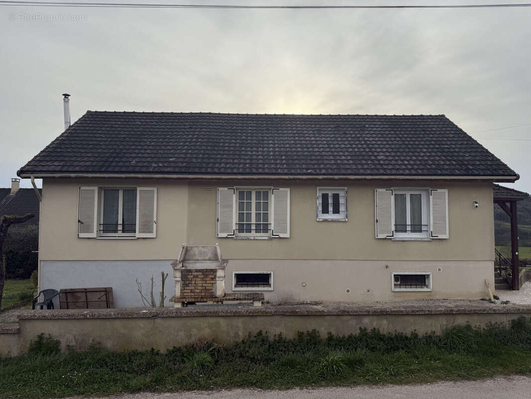 Maison à SAINT-GERMAIN-LES-SENAILLY