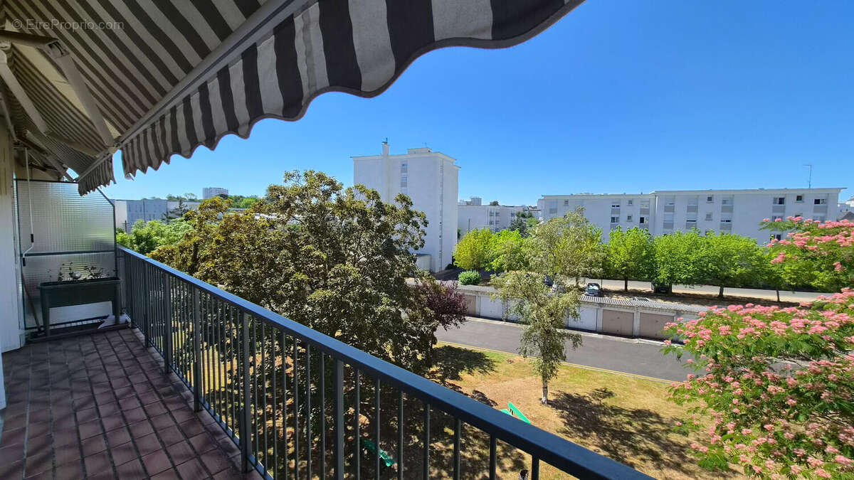Appartement -  91 m2 - Joue Les Tours - photo 3