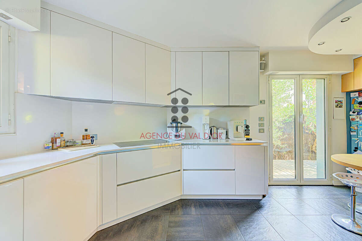 Maison Suresnes / 7 pièces 195 m2 (260 m2 au sol) / Liberté - Bon état avec Jardin intimiste - photo 4