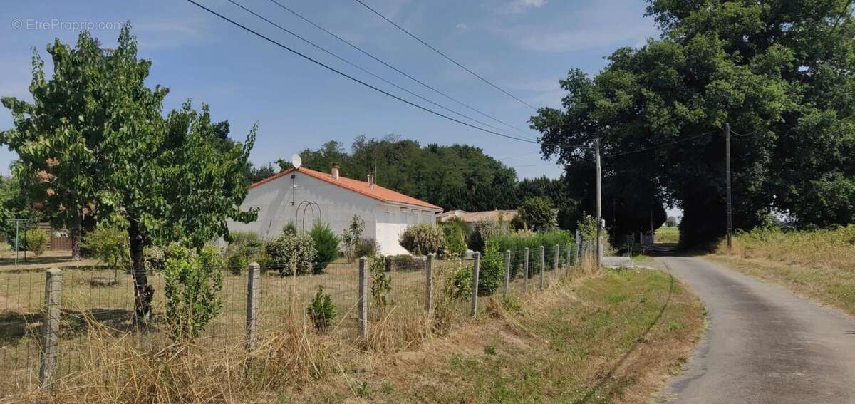 Maison de plain-pied, garage et jardin à vendre à Rioux (17) - photo 55