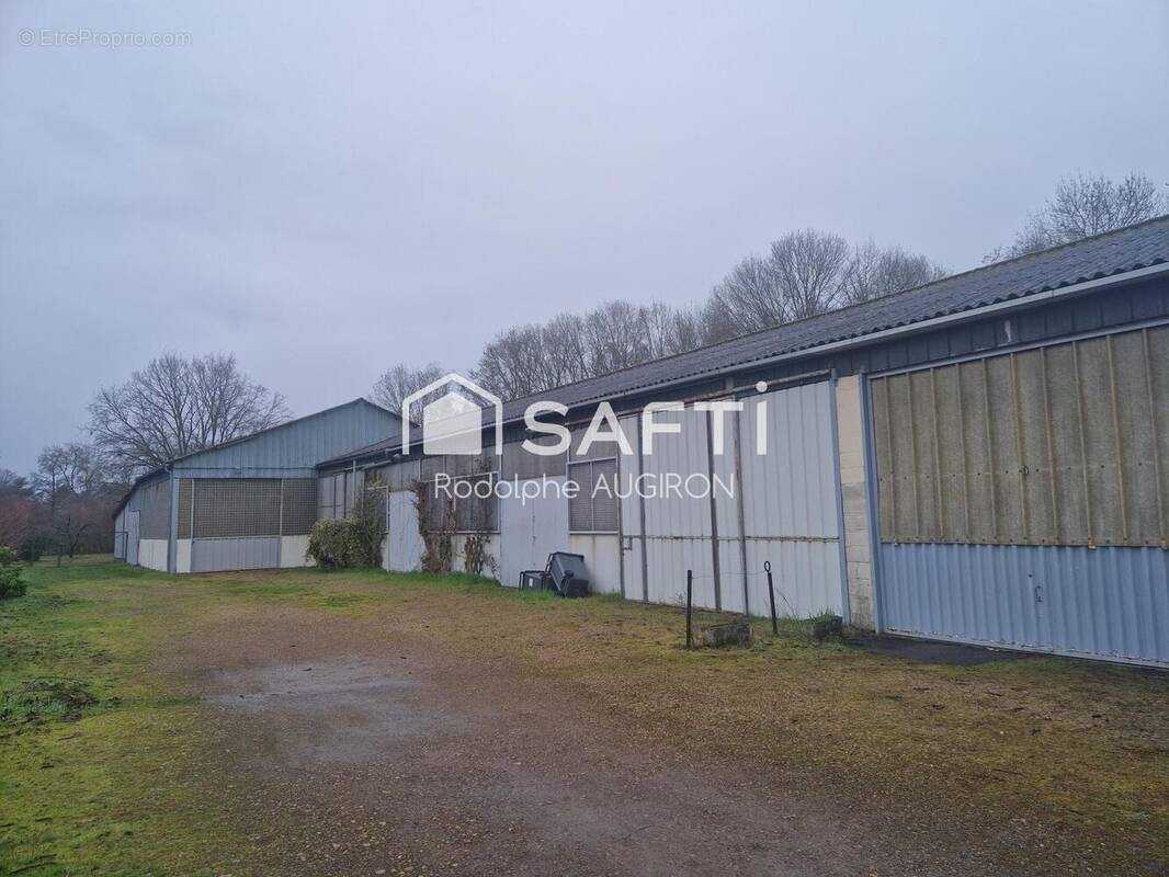 Photo 1 - Parking à NAVEIL