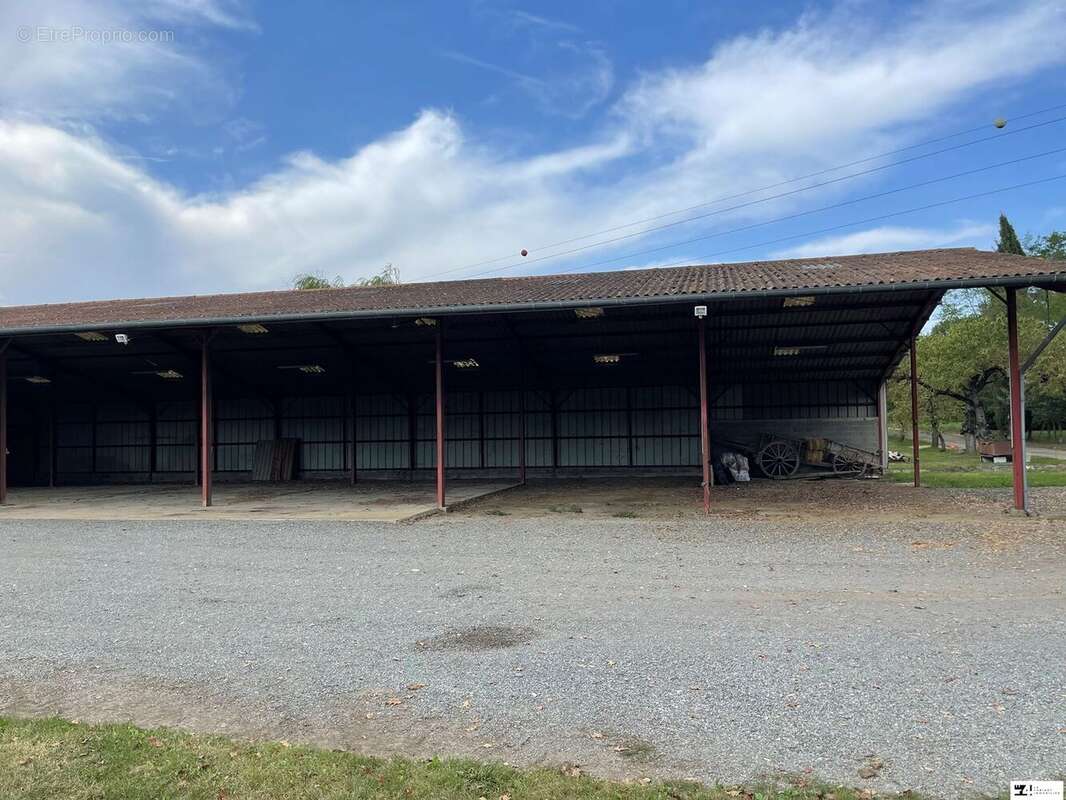 Parking à MARTRES-TOLOSANE