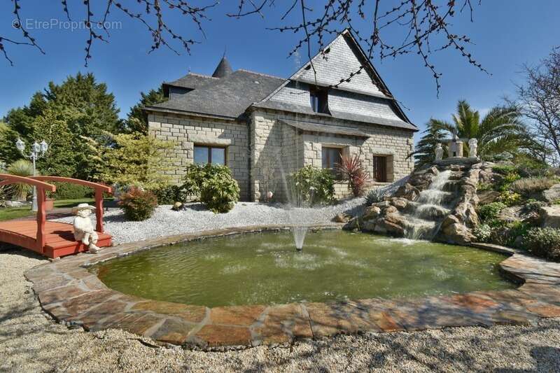 Dpt Mayenne (53), à vendre à 15 km de LAVAL  Maison de caractère de 240 m² en granit avec parc paysager - photo 2