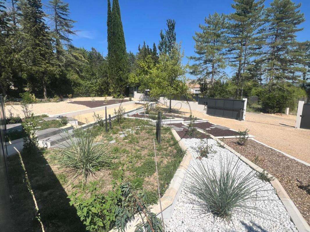 Maison neuve de plain-pied avec piscine ! un cadre de vie privilégié ! - photo 2