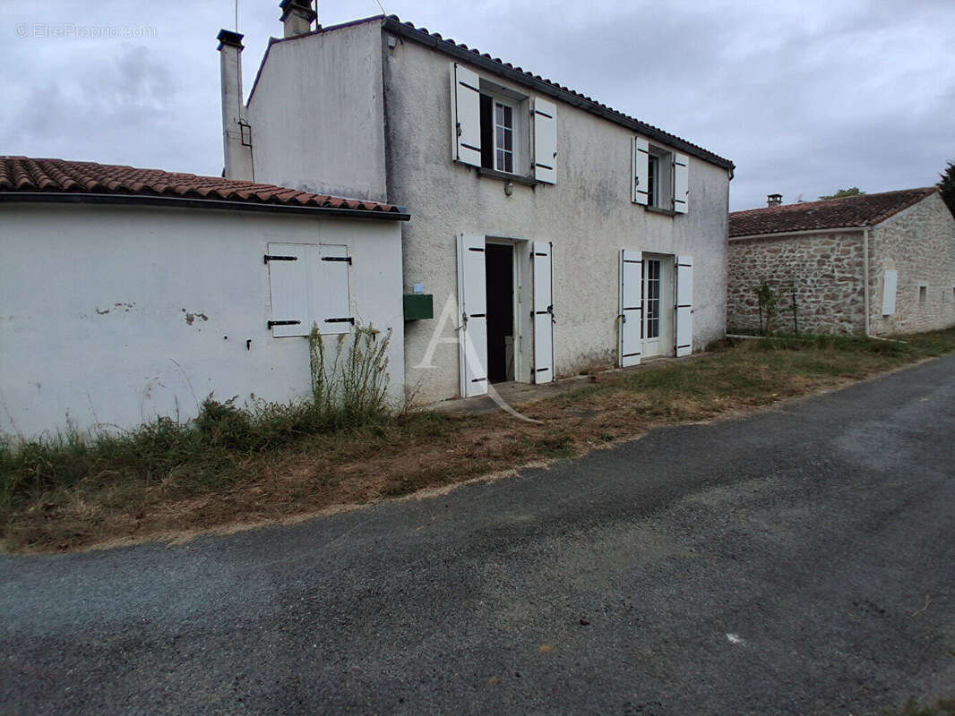 Maison à LA GRIPPERIE-SAINT-SYMPHORIEN