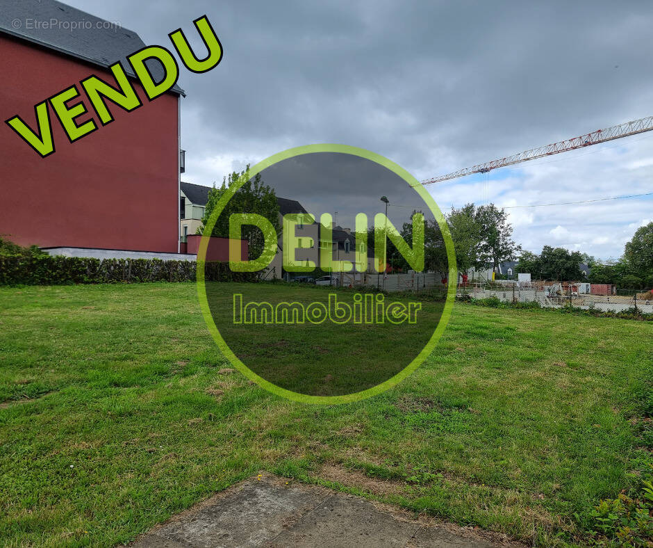 Terrain à SAINT-ERBLON