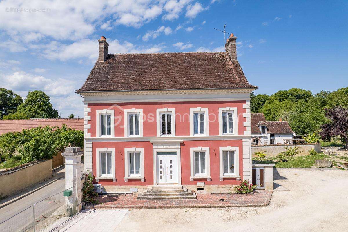 Magnifique maison de maître du 19 ème siècle, entièrement rénovée avec son incroyable caveau et ses multiples dépendances ! - photo 2