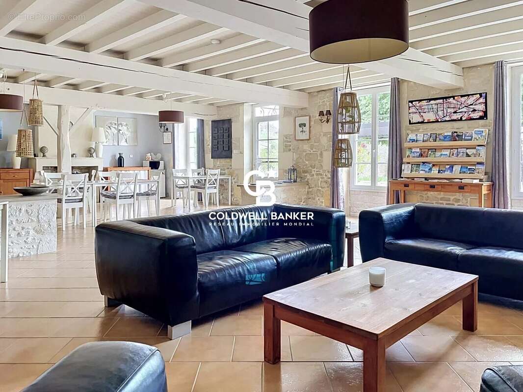 Maison familiale de belles prestations avec jardin et piscine à Aumagne - photo 3