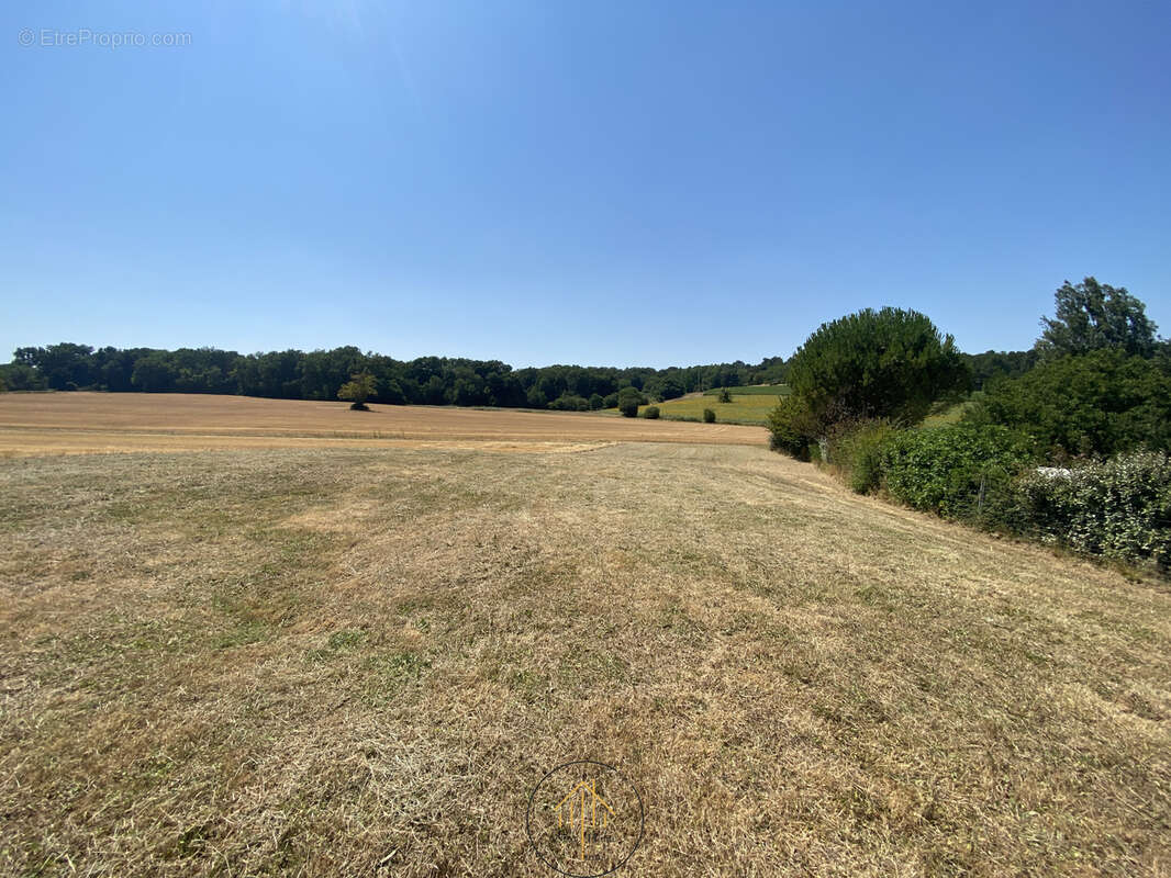 Ensemble immobilier   2 maisons + garages + grange   Bessac (16) - photo 22