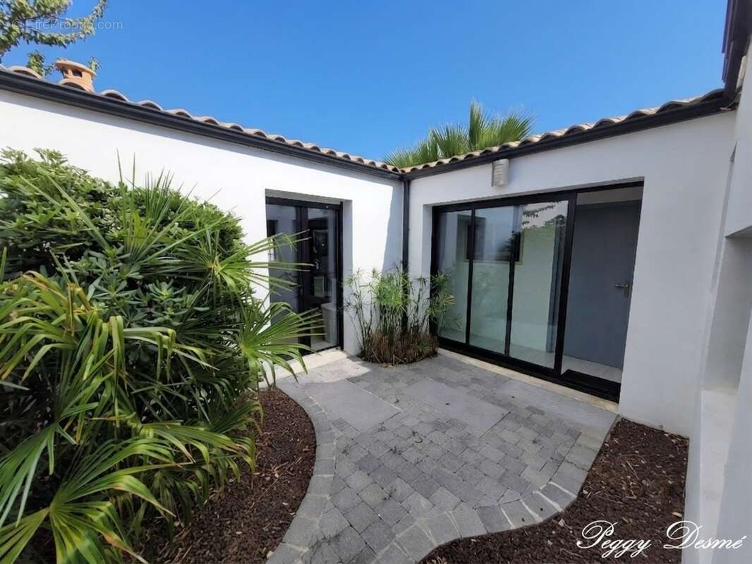 Maison à vendre 6 pièces VILLEDOUX (17) - Elégance et Confort aux portes de La Rochelle - 6 pièces - Piscine - photo 2