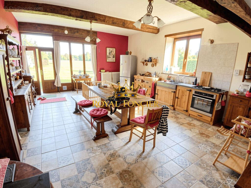 Maison 280 m² à Sainte-Maure-De-Touraine  - photo 2