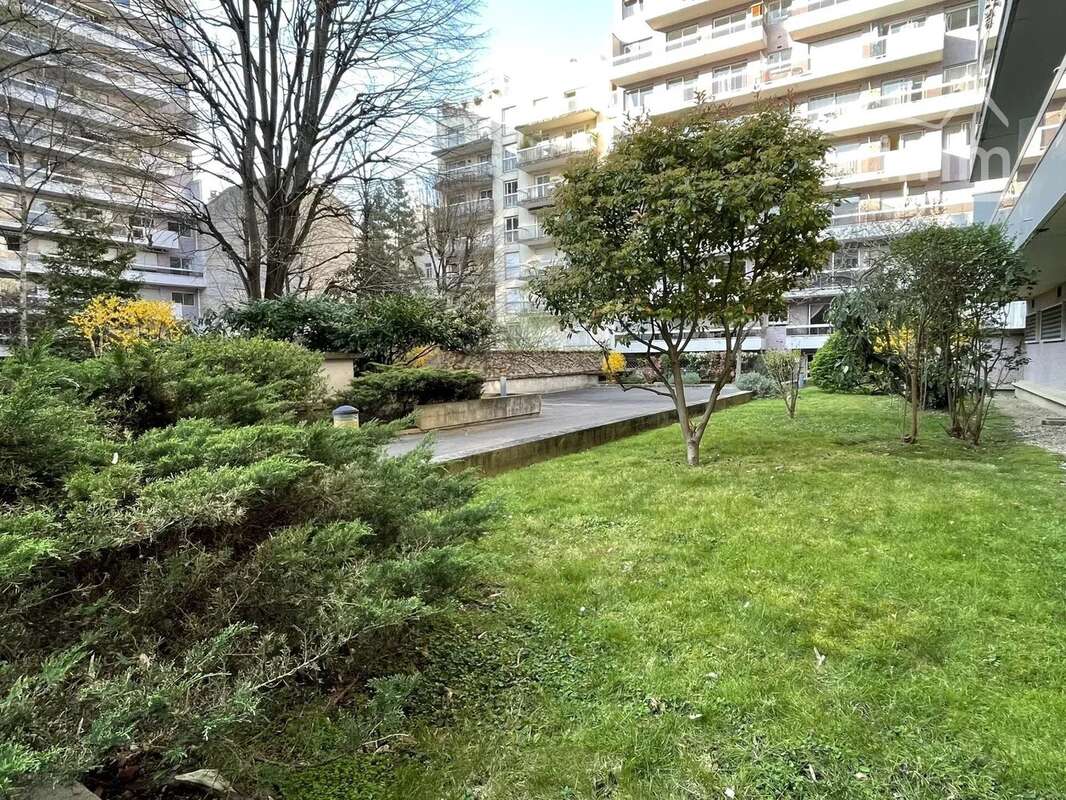Soleil et vue dégagée pour ce grand studio avec balcon - photo 12