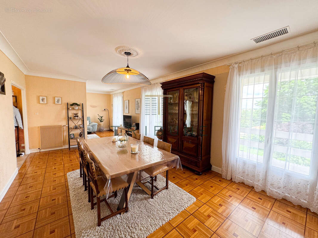 Maison familiale à vendre à Foulayronnes avec piscine, terrain clos et terrasse - photo 5