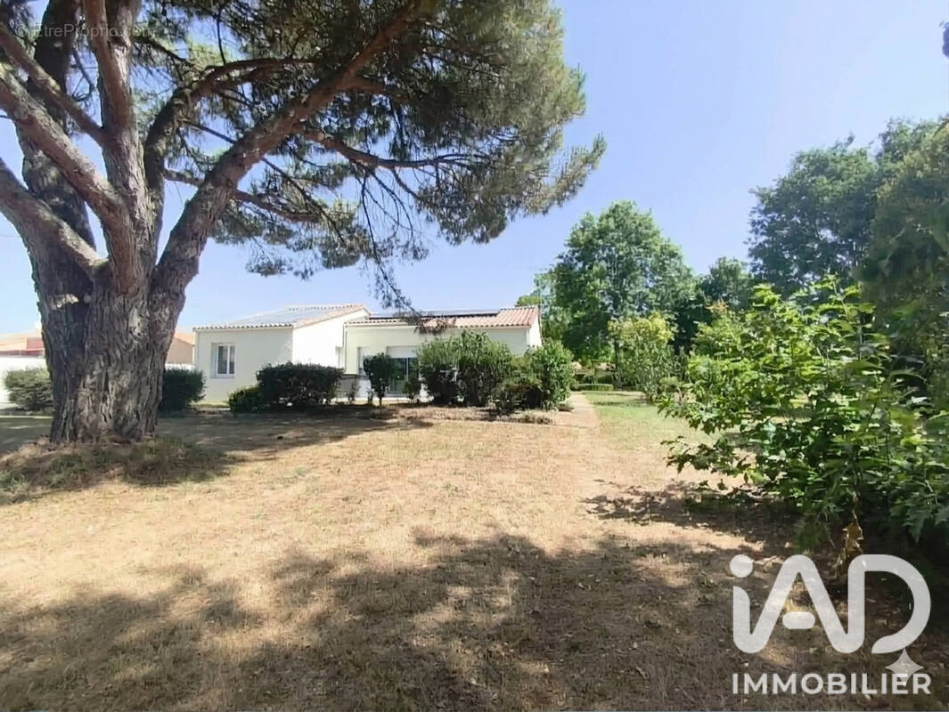 Photo 1 - Maison à BAZOGES-EN-PAREDS