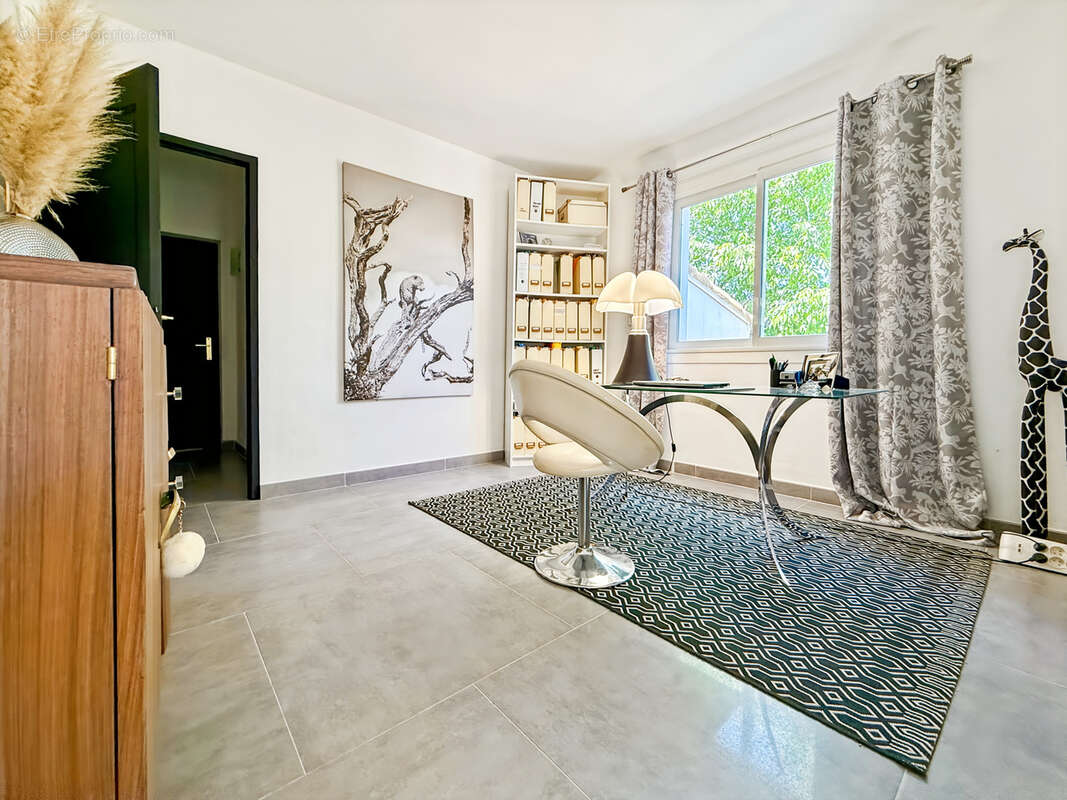 Propriété de 457 m2 + Piscine avec Pool House + 4 garages sur 5500 m2. - photo 21