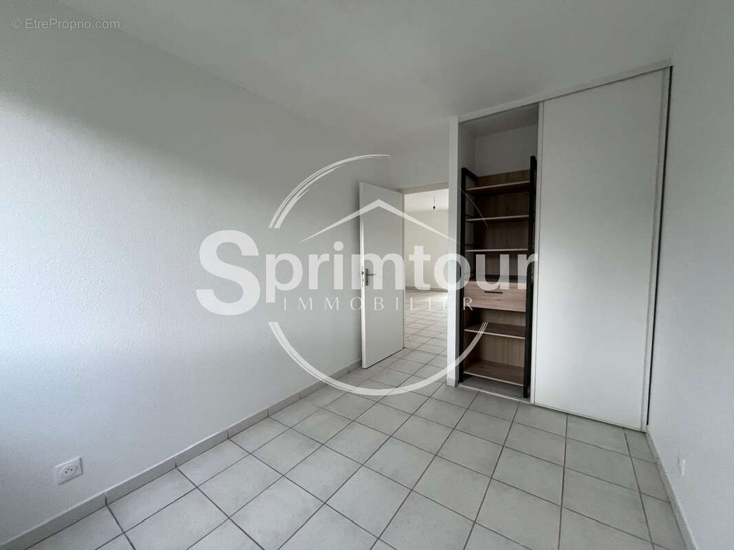 SAINT-CLAUDE - Appartement T3 rénové avec terrasse dans une résidence sécurisée avec piscine - photo 11